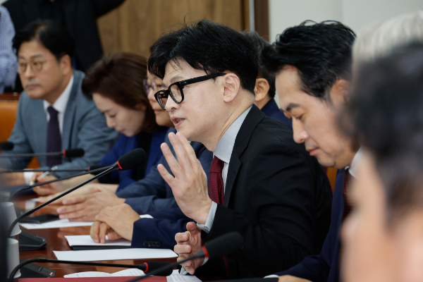 한동훈 국민의힘 대표가 23일 열린 당 최고위원회의에서 이재명 더불어민주당 대표와 민주당 금융투자소득세 토론회에 대해 언급했다. 사진은 이날 서울 여의도 국회에서 열린 최고위원회의에 참석한 한 대표의 모습. /사진=뉴스1