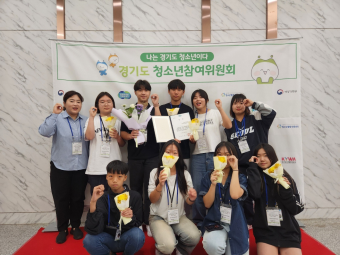 시흥시청소년참여위원들이 21일 '경기도 청소년참여위원회 우수사례 공모전'에서 경기도지사상을 받고 기념촬영을 하고 있다. /사진제공=시흥시