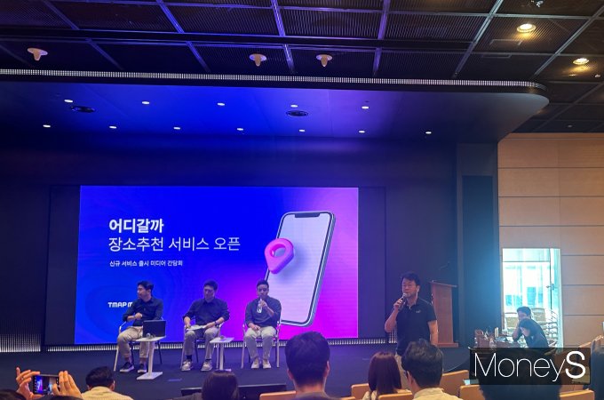 티맵모빌리티가 지난 추석 연휴 발생한 '논길 안내' 사태와 관련해 사과하고 향후 경로 안내 개선 방안도 마련하겠다고 밝혔다. 사진은 정민규 티맵모빌리티 테크 담당(CTO)이 추석 연휴 발생한 '논길 안내'사태와 관련한 대책을 설명하는 모습. /사진=김성아 기자