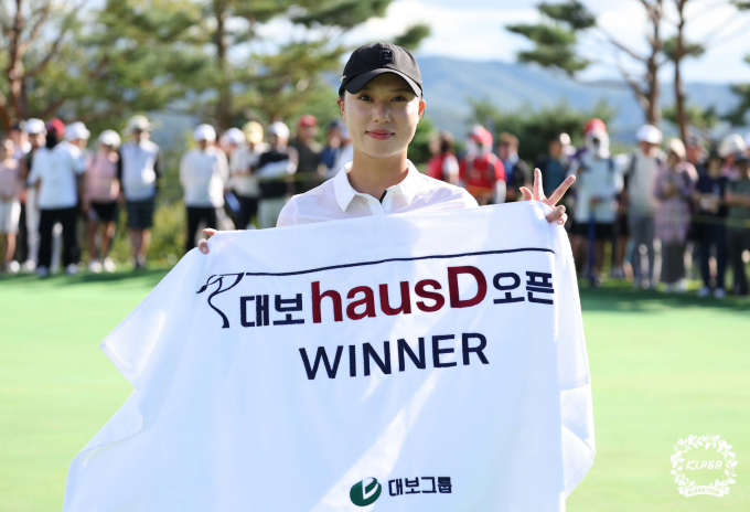 KLPGA 투어 대보 하우스디 오픈 정상에 오른 문정민. /사진= KLPGA