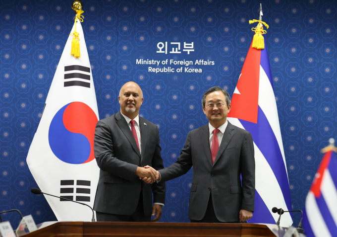 한국이 오는 24일(현지시각) 미국 뉴욕에서 쿠바와 처음으로 외교장관 회담을 진행한다. 사진은  정병원 외교부 차관보(오른쪽)와 카를로스 미겔 페레이라 에르난데스 쿠바 외교부 양자총국장이 지난 6월12일 서울 종로구 외교부에서 열린 양자 협의에서 악수하는 모습. /사진=뉴시스