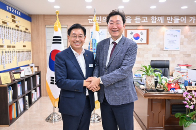 전진선 경기 양평군수(왼쪽)와 원강수 강원 원주시장. / 사진제공=양평군 