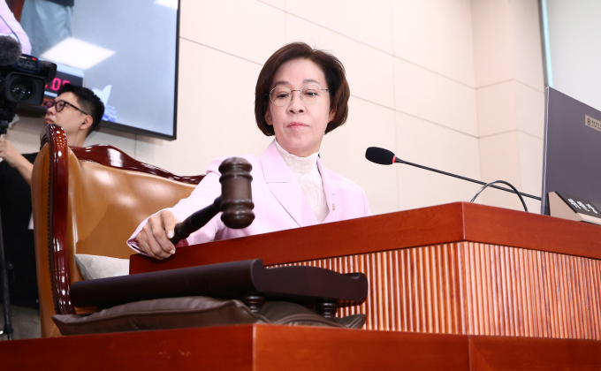 국회 여성가족위원회에서 아동·청소년을 대상으로 한 딥페이크(불법 합성물 제작) 성범죄 처벌을 강화하는 내용의 '딥페이크 성범죄 방지법'을 의결했다. 사진은 이인선 국회 여가위원장이 23일 서울 여의도 국회에서 열린 여가위 전체회의에서 의사봉을 두드리는 모습. /사진=뉴스1