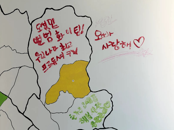 네덜란드 국적 유튜버 바트 반 그늑튼의 예술 작품에 낙서 테러한 남녀가 경찰에 붙잡혔다. 사진은 훼손된 그늑튼의 서울 지도 그림. /사진=바트 반 그늑튼 유튜브 채널