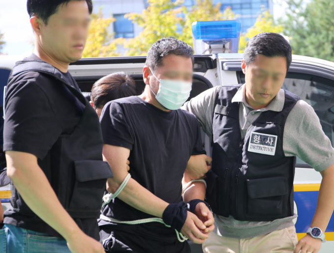 숙박비 문제로 여관에 불을 질러 투숙객 3명을 숨지게 한 40대 남성이 구속됐다. 사진은 구속 전 피의자 심문(영장실질심사)에 출석하는 피의자. /사진=뉴시스