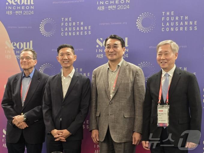 23일 제4회 로잔대회 기자간담회에 참석한 대회 관계자들. 왼쪽부터 데이비드 베넷 운영위원장, 마이클 오 국제로잔 총재, 이재훈 목사(제4차 로잔대회 공동대회장), 유기성 목사(한국 준비위원장). ⓒ 뉴스1 김정한 기자