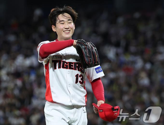 23일 오후 광주 기아챔피언스필드에서 열린 '2024 신한 SOL 뱅크 KBO리그' 삼성 라이온즈와 KIA 타이거즈의 경기, KIA 선발 윤영철이 3회초 이닝을 실점 없이 마친 뒤 미소를 지으며 더그아웃으로 향하고 있다. 2024.9.23/뉴스1 ⓒ News1 김진환 기자