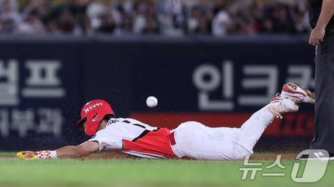 23일 오후 광주 기아챔피언스필드에서 열린 '2024 신한 SOL 뱅크 KBO리그' 삼성 라이온즈와 KIA 타이거즈의 경기, KIA 김도영이 5회말 무사 1루에서 2루 도루를 시도해 성공하고 있다. 2024.9.23/뉴스1 ⓒ News1 김진환 기자