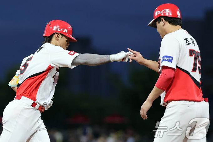 23일 오후 광주 기아챔피언스필드에서 열린 '2024 신한 SOL 뱅크 KBO리그' 삼성 라이온즈와 KIA 타이거즈의 경기, KIA 김도영이 1회말 선두타자로 나와 솔로홈런을 친 뒤 조재영 코치와 하이파이브를 하고 있다. 2024.9.23/뉴스1 ⓒ News1 김진환 기자
