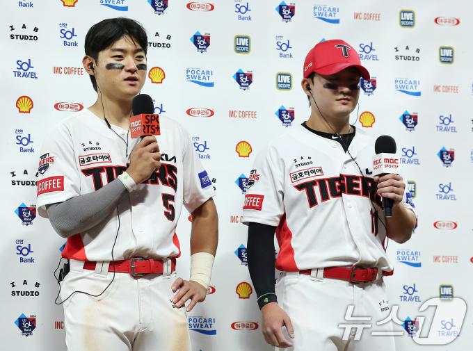 23일 오후 광주 기아챔피언스필드에서 열린 '2024 신한 SOL 뱅크 KBO리그' 삼성 라이온즈와 KIA 타이거즈의 경기에서 5대3 승리를 거둔 KIA 김도영과 윤도현(오른쪽)이 방송 인터뷰를 하고 있다. 이날 김도영은 홈런 포함 3안타 1타점 3득점 1볼넷 1도로 맹활약하며 승리의 주역이 됐다. 2024.9.23/뉴스1 ⓒ News1 김진환 기자