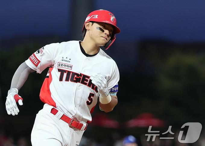 23일 오후 광주 기아챔피언스필드에서 열린 '2024 신한 SOL 뱅크 KBO리그' 삼성 라이온즈와 KIA 타이거즈의 경기, KIA 김도영이 1회말 선두타자로 나와 솔로홈런을 친 뒤 그라운드를 돌고 있다.  2024.9.23/뉴스1 ⓒ News1 김진환 기자