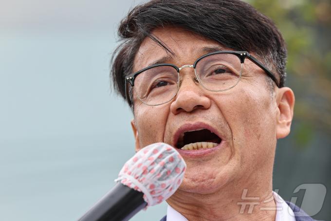 김건희 여사에게 명품백을 건넨 최재영 목사가 5일 서울 서초구 대검찰청 앞에서 본인의 검찰수사심의위원회 소집 신청을 받아들여줄 것을 요구하는 의견서 공개 기자회견을 하고 있다. 2024.9.5/뉴스1 ⓒ News1 김도우 기자