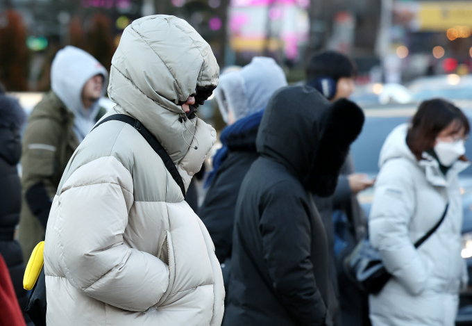 김해동 계명대 환경공학과 교수가 올해 겨울 기온이 영하 18도 이하로 내려갈 것이라고 전망했다. 사진은 지난 1월25일 서울 광화문네거리에서 시민들이 잔뜩 움츠린채 출근길 발걸음을 재촉하는 모습. /사진=뉴스1