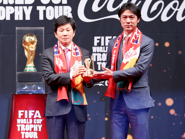 홍명보 축구 대표팀 감독과 정몽규 대한축구협회장이 24일 국회 현안 질의에 참석할 예정이다. 사진은 2014년 FIFA 진품 월드컵 트로피 공개 행사에 참석한 홍 감독과 정 회장의 모습. /사진=머니투데이