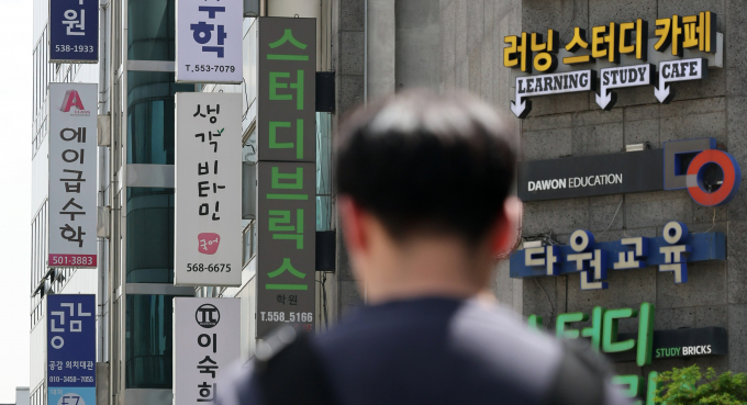 2026년부터 10년 간 적용되는 교육제도를 검토중인 국가교육위원회(국교위)의 사교육 대책 관련 연구 결과 고교 내신 전면 절대평가 전환 제안이 담겨있는 것으로 확인됐다. 사진은 강남 대치동의 학원가 모습./사진=뉴시스