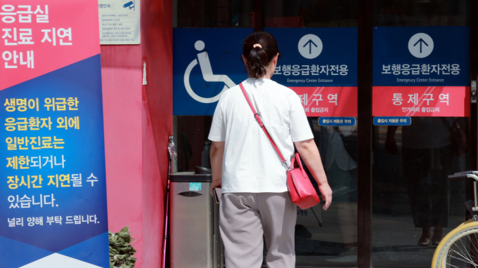 지난 추석 당일 부산에서 30대 여성이 응급실로부터 92차례 치료를 거절당해 숨졌다는 사실이 드러났다.사진은 서울 시내 대학병원 응급의료센터. /사진=뉴스1