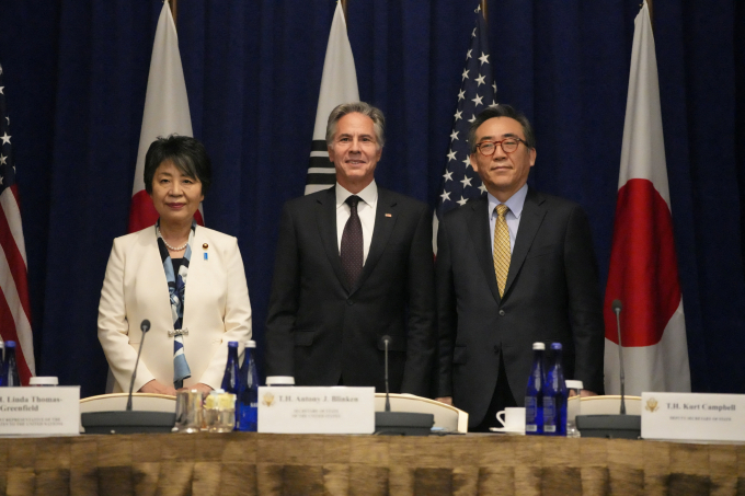 한·미·일 외교장관이 지난 23일(이하 현지시각) 연내 한·미·일 정상회의 개최와 3국 협력 제도화를 이루기 위해 노력하기로 합의했다. 사진은 지난 23일 조태열 외교장관(오른쪽)과 토니 블링컨 미국 국무장관(가운데), 가미카와 요코 일본 외무상이 미국 뉴욕에서 개최된 한·미·일 외교장관회의에 참석한 모습. /사진=로이터