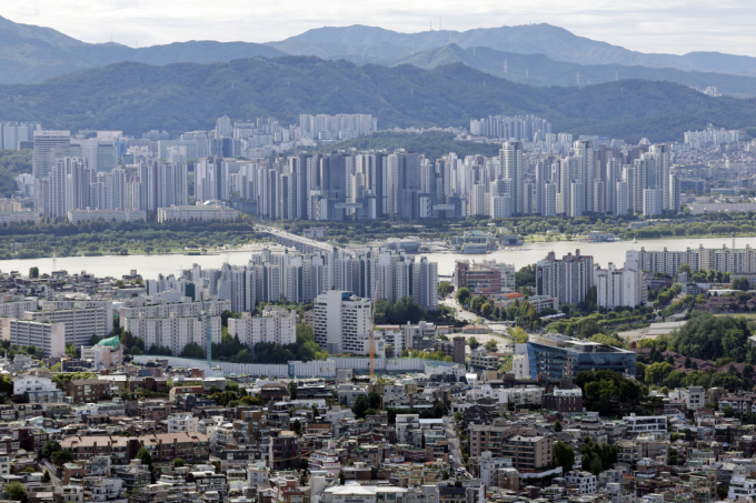 일부 임대사업자들이 감정평가기관과 결탁해 감정평가액을 부풀리고 전세사기에 악용하는 사례를 막기 위해 공시가격을 원칙으로 주택가격을 산정하도록 제한하는 방안이 추진된다. 사진은서울시내 아파트 밀집 지역. /사진=뉴시스
