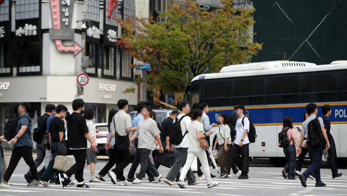 기상청이 내륙 지역을 10~15도 이상의 기온 차가 예상했다. 사진은 지난 19일 서울 광화문 광장 인근에서 시민들의 모습. /사진=뉴스1