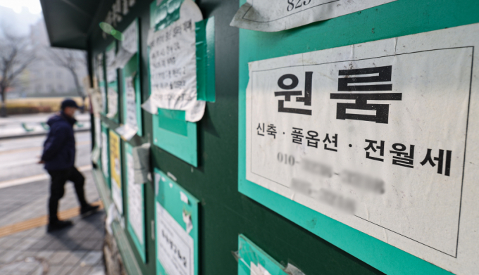  24일 부동산 플랫폼 다방의 조사 결과 서울 지역 평균 전월세가 소폭 하락했다. 사진은 서울 시내 대학가 알림판에 게시된 원룸 공고. /사진=뉴스1