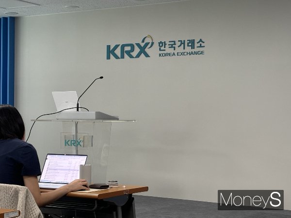 한국거래소의 'KRX 코리아 밸류업 지수' 발표를 앞두고 외국인의 금융주 순매수세가 이어질지 주목된다. 사진은 24일 한국거래소. /사진=이예빈 기자 