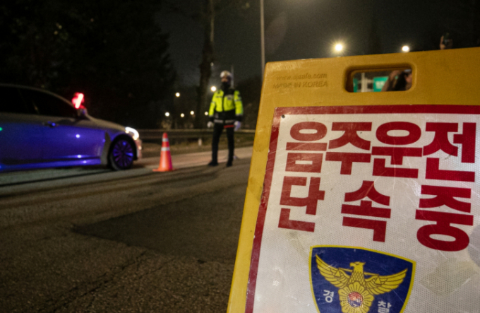 음주 운전자를 추적하는 유튜버를 피해 달아나던 30대 남성이 화물차를 들이받고 숨지는 사고가 발생했다. 사진은 기사와 관련 없음. /사진=뉴스1