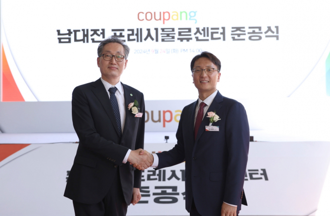 24일 쿠팡 남대전 프레시 풀필먼트센터 준공식에서 유득원 대전시 행정부시장(왼쪽), 쿠팡 박대준 대표가 악수하고 있다. /사진=쿠팡