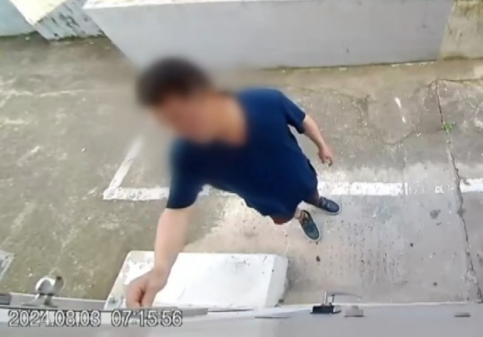 3년 전부터 여성들만 사는 집을 몰래 훔쳐보는 남성을 처벌할 방법이 없어 답답하다는 사연이 전해졌다. A씨의 창문을 엿보는 남성의 모습./사진=JTBC '사건반장'