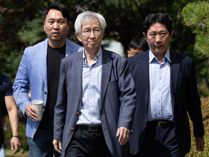 지난 대선에서 윤석열 대통령(당시 후보)에 대한 내용을 허위로 인터뷰한 혐의로 기소된 김용진 뉴스타파 대표가 윤 대통령을 재판의 증인으로 신청하겠다고 밝혔다. 피의자 신분으로 소환조사를 받기 위해 출석하는 김용진 뉴스타파 대표의 모습./사진=뉴스1
