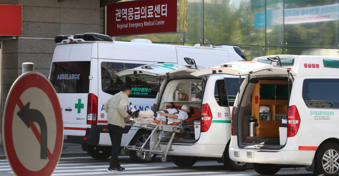 다리가 절단된 60대 남성이 경남과 부산 병원 12곳에서 이송을 거부당해 대구에 있는 한 병원으로 옮겨졌다. 사진은 대학병원 권역응급의료센터.  /사진=뉴스1