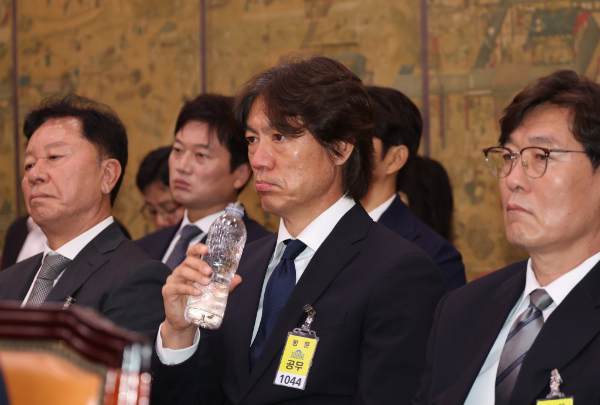 24일 국회 문화체육관광위 현안 질의에 증인으로 참석한 홍명보 축구 대표팀 감독이 자신의 선임 과정에 특혜가 있었다고 생각하지 않는다고 밝혔다. 사진은 이날 현안질의에 참석한 홍 감독의 모습. /사진=뉴시스