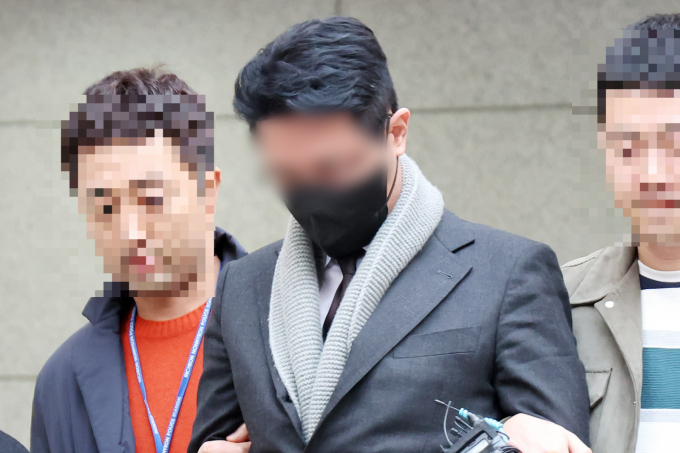 배우 고(故) 이선균을 협박한 유흥업소 실장에게 마약을 건넨 혐의로 기소된 의사가 징역 4년을 구형받았다. 사진은 의사 A씨(가운데)가 지난해 11월27일 인천 미추홀구 인천지방법원에서 열린 영장심사를 마친 뒤 호송차로 향하는 모습. /사진=뉴스1