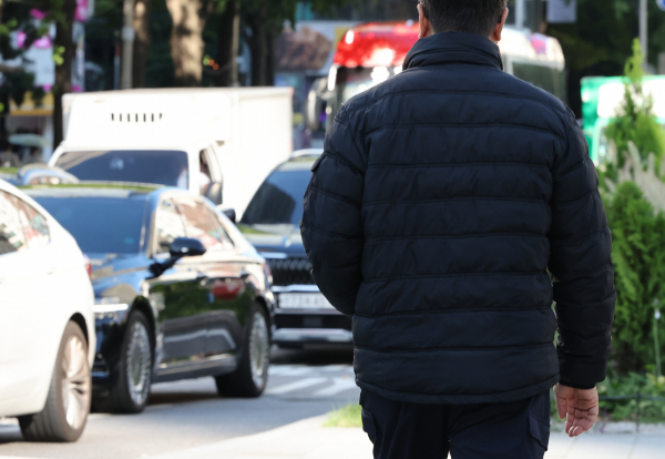 25일은 전국이 대체로 맑겠으나 강원 영동과 전남남해안, 경상권, 제주도는 대체로 흐리고 일부 지역에서 0.1㎜ 미만의 비가 내릴 것으로 예측된다. 사진은 24일 오전 외투를 입고 출근 중인 시민의 모습. /사진=뉴시스