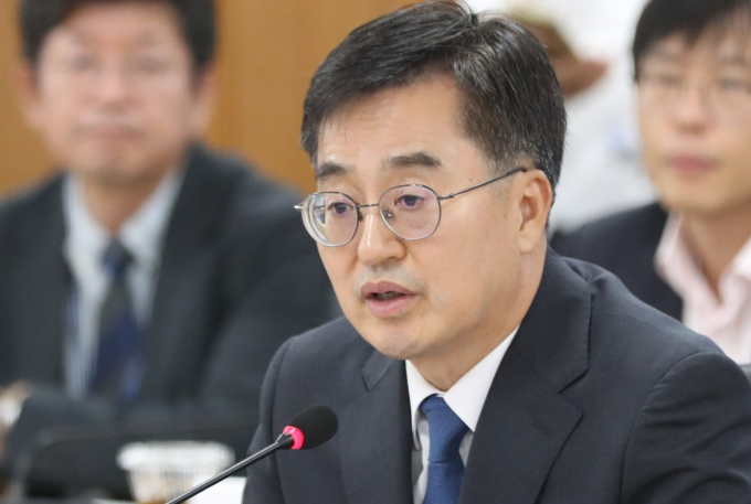 김동연(사진) 경기도지사가 지난 5일 경기 수원시 영통구 경기도청에서 열린 '2024 더불어민주당·경기도 예산정책협의회'에서 발언하는 모습. 시진제공=뉴스1 