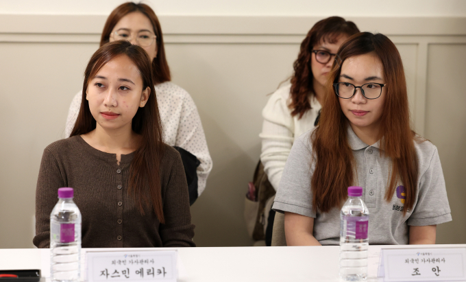 외국인 가사관리사들이 통금에 의한 인권 침해를 받았다고 주장했다. 사진은 24일 서울 강남구에서 열린 간담회에 참여한 외국인 가사관리사 자스민 에리카(왼쪽)과 조안. /사잔=뉴스1