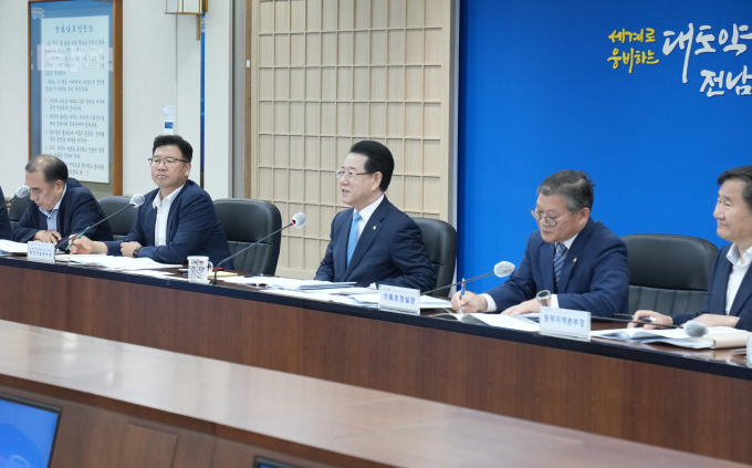 김영록 전남도지사(왼쪽 세번째)가 24일 도청 서재필실에서 실국장정책회의를 주재하고 있다./전남도