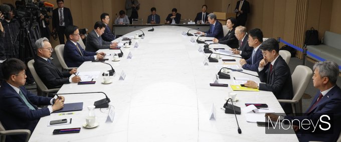 [머니S포토] 투자 활성화를 위한 관계부처 장관·경제단체장 간담회