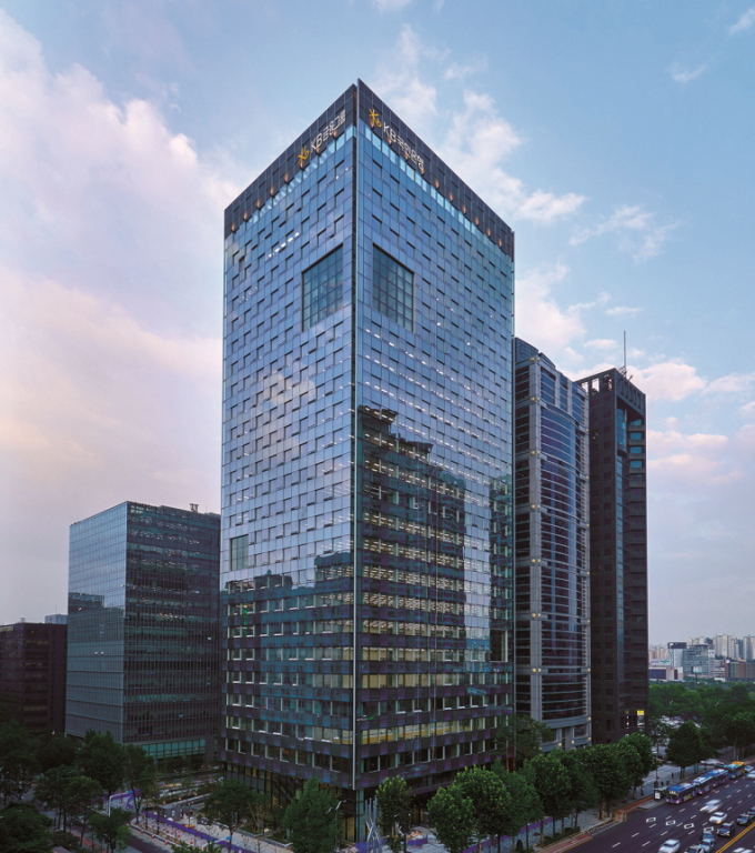 24일 한국거래소가 '코리아 밸류업 지수(Korea Value-up Index·밸류업지수)'를 공개한 가운데 대표 '금융주'인 KB금융지주가 빠졌다. 사진은 여의도 KB금융그룹 사옥 전경./사진=KB금융지주
