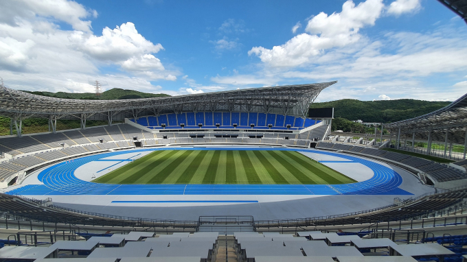 상암에 위치한 서울월드컵경기장의 잔디 상태 문제로 축구대표팀 경기가 용인에서 펼쳐진다. 용인미르스타디움의 전경/사진=뉴스1(용인시)