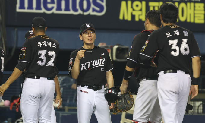 KBO리그에서 5위와 6위를 가리는 사상 첫 타이브레이크 가능성이 제기됐다. 사진은 지난 8월28일 서울 송파구 잠실야구장에서 열린KT위즈와 LG 트윈스의 경기에서 승리한 이강철 감독이 하이파이브를 하는 모습. /사진=뉴스1 