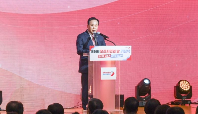 이권재 오산시장이 24일 시청 대회의실에서 열린 제36회 시민의 날 기념식에서 인사말을 하고 있다. / 사진제공=오산시 