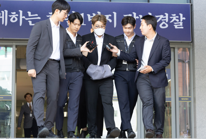 김호중 수법으로 잘 알려진 '술타기' 수법을 금지하는 개정안이 통과됐다. 사진은 지난 5월31일 서울 강남경찰서에서 검찰로 송치되고 있는 가수 김호중. /사진=뉴시스