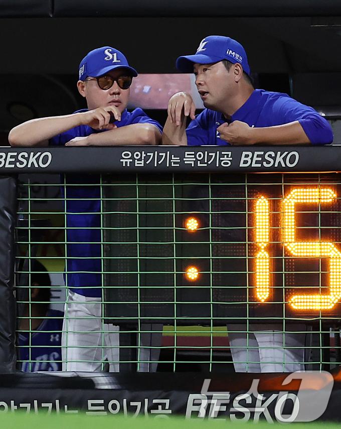 23일 오후 광주 기아챔피언스필드에서 열린 '2024 신한 SOL 뱅크 KBO리그' 삼성 라이온즈와 KIA 타이거즈의 경기, 삼성 박진만 감독과 정대현 코치(오른쪽)가 대화를 나누고 있다. 2024.9.23/뉴스1 ⓒ News1 김진환 기자