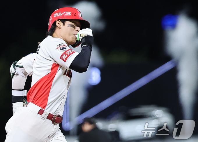 24일 오후 광주 기아챔피언스필드에서 열린 '2024 신한 SOL 뱅크 KBO리그' 삼성 라이온즈와 KIA 타이거즈의 경기, KIA 박찬호가 4회말 2사 2루에서 투런홈런을 친 뒤 세리머니를 하며 그라운드를 돌고 있다. 2024.9.24/뉴스1 ⓒ News1 김진환 기자