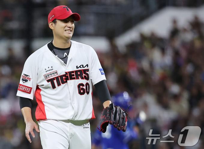 24일 오후 광주 기아챔피언스필드에서 열린 '2024 신한 SOL 뱅크 KBO리그' 삼성 라이온즈와 KIA 타이거즈의 경기, KIA 선발 김도현이 4회초 이닝을 실점 없이 마친 뒤 미소 지으며 더그아웃으로 향하고 있다. 2024.9.24/뉴스1 ⓒ News1 김진환 기자