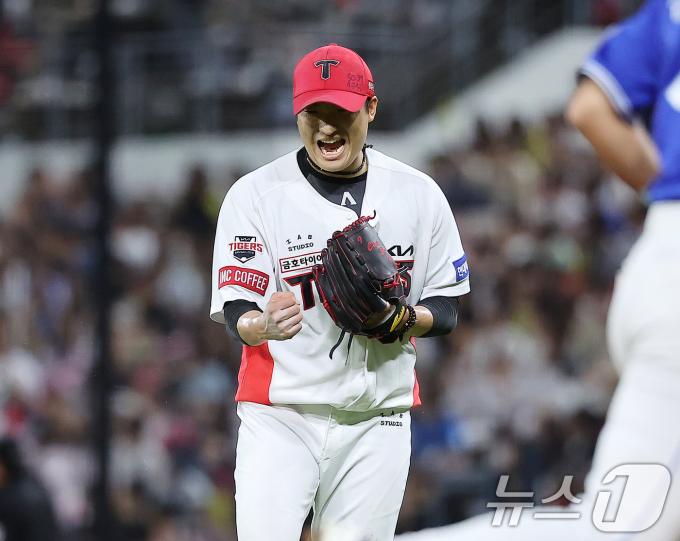 24일 오후 광주 기아챔피언스필드에서 열린 '2024 신한 SOL 뱅크 KBO리그' 삼성 라이온즈와 KIA 타이거즈의 경기, KIA 선발 김도현이 7회초 이닝을 실점 없이 마친 뒤 포효하고 있다. 2024.9.24/뉴스1 ⓒ News1 김진환 기자