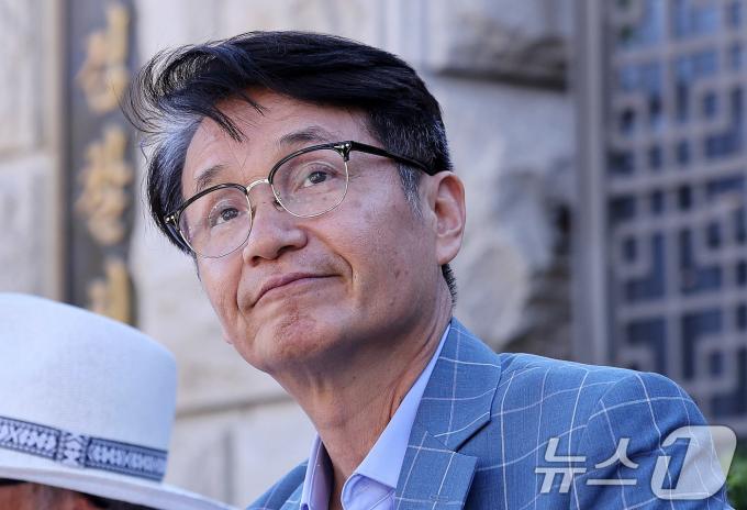 최재영 목사가 24일 오후 서울 서초구 대검찰청 앞에서 검찰수사심의위원회 심의 결과를 기다리고 있다. 이날 검찰수사심의위원회(수심위)는 윤석열 대통령의 배우자 김건희 여사에게 명품백을 전달한 혐의를 받는 최재영 목사 관련 안건에 대한 본격적인 심의에 착수했다. 2024.9.24/뉴스1 ⓒ News1 박지혜 기자