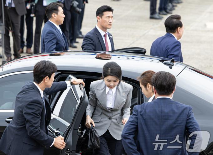 윤석열 대통령과 김건희 여사가 19일 오전 경기도 성남시 서울공항에서 체코로 출국하기 위해 공군 1호기로 향하고 있다. 윤 대통령은 이번 체코 방문을 통해 지난 7월 한국수력원자력이 두코바니 신규 원전 건설사업의 우선협상대상자로 선정된 이후 후속 조치에 매진한다는 방침이다. 2024.9.19/뉴스1 ⓒ News1 이재명 기자