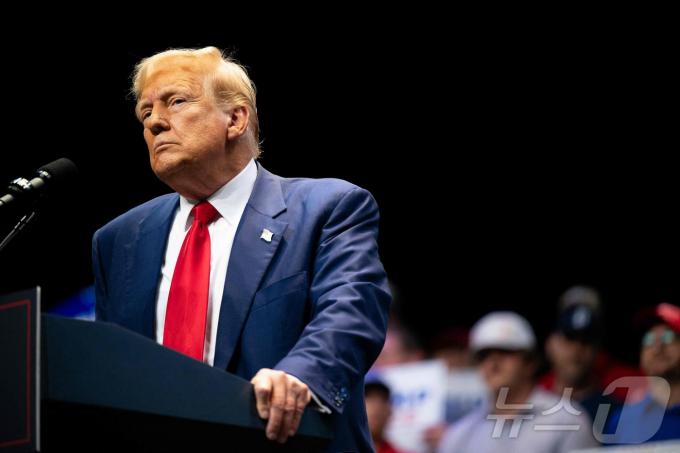 24일(현지시간) 미국 조지아주 서배너 유세에서 도널드 트럼프 전 미국대통령이 주로 경제 관련 공약을 하고 있다. 2024.09.24. ⓒ AFP=뉴스1