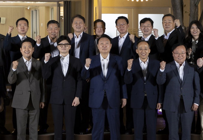 한동훈 국민의힘 대표가 지난 24일 만찬 자리에서 윤석열 대통령에게 독대를 재요청했다. 사진은 윤 대통령(맨앞 가운데)이 지난 24일 용산 대통령실 앞 분수정원에서 국민의힘 지도부와의 만찬을 마치고 한 대표(맨앞 왼쪽에서 두번째) 등과 기념촬영 하는 모습. /사진=뉴스1(대통령실 제공) 